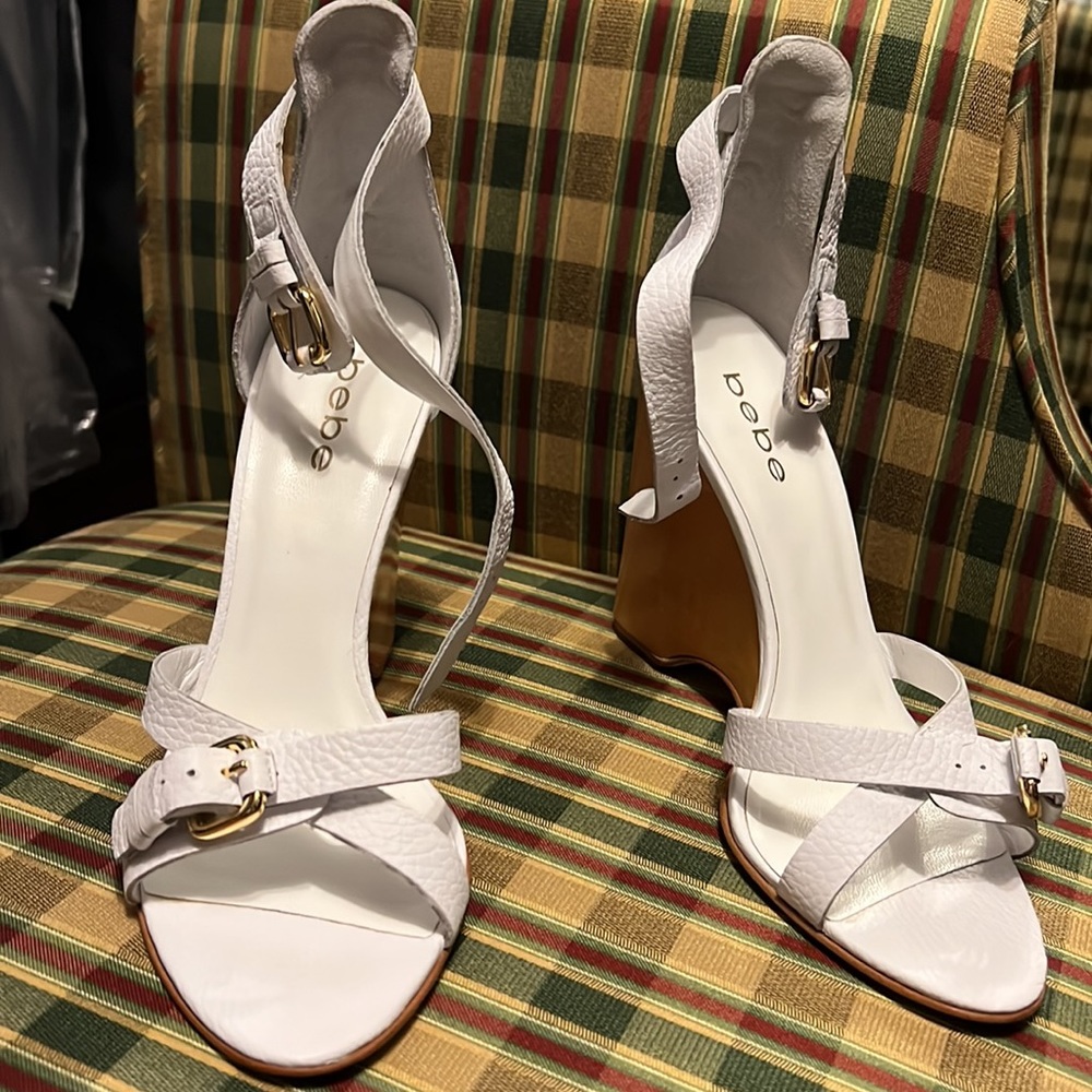BEBE WHITE LEATHER WOOD WEDGE; 8